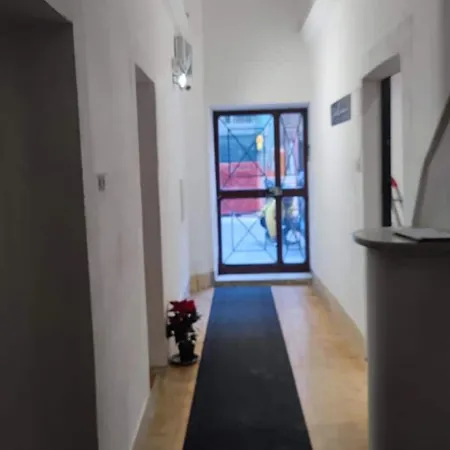 Independent Int-d With Bathroom And Break Corner