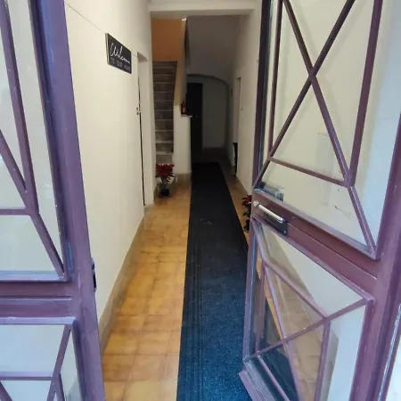 Independent Int-d With Bathroom And Break Corner