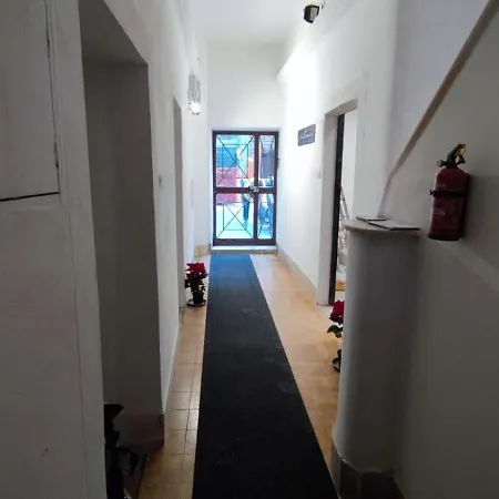 Independent Int-d With Bathroom And Break Corner *